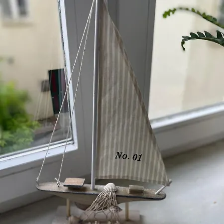 Strandkoje Blick Auf Den Hafen Flensburg